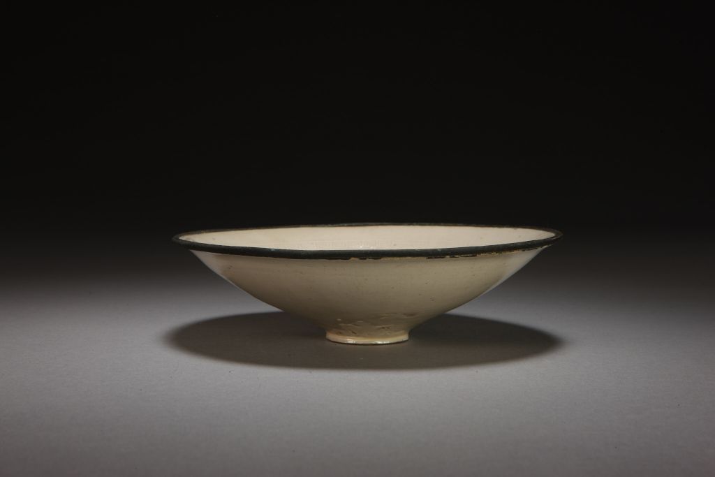 图片[1]-Dingyao white glaze printing bamboo bowl with tangled branches and chrysanthemum pattern-China Archive